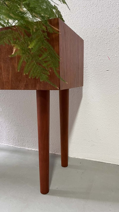 
                  
                    Plantenbak teak - LOUI.STORE
                  
                