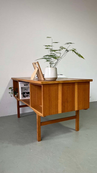 
                  
                    Ruim eiken bureau 2-zijdig - LOUI.STORE
                  
                