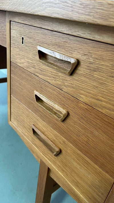 
                  
                    Ruim eiken bureau 2-zijdig - LOUI.STORE
                  
                