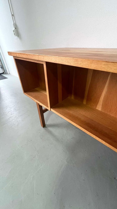 
                  
                    Ruim eiken bureau 2-zijdig - LOUI.STORE
                  
                