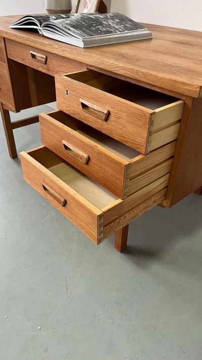 
                  
                    Ruim eiken bureau 2-zijdig - LOUI.STORE
                  
                