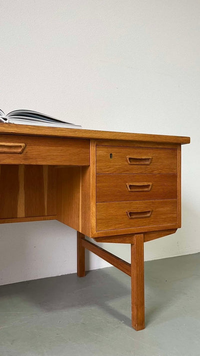 
                  
                    Ruim eiken bureau 2-zijdig - LOUI.STORE
                  
                