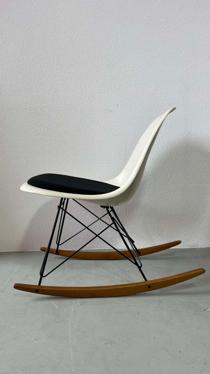 
                  
                    Schommelstoel Charles & Ray Eames - LOUI.STORE
                  
                