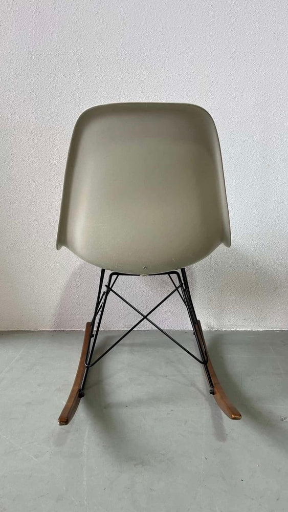 
                  
                    Schommelstoel Charles & Ray Eames - LOUI.STORE
                  
                