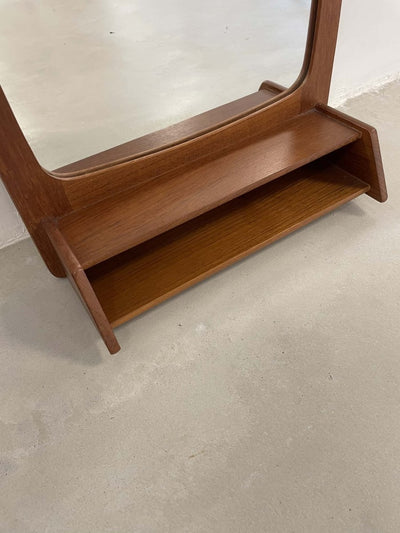 
                  
                    Spiegel teak met vakje - LOUI.STORE
                  
                