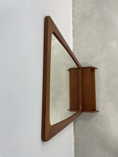 
                  
                    Spiegel teak met vakje - LOUI.STORE
                  
                