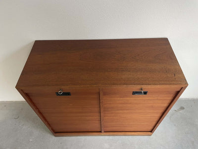 
                  
                    Tambour kast 2 roldeuren teak - LOUI.STORE
                  
                