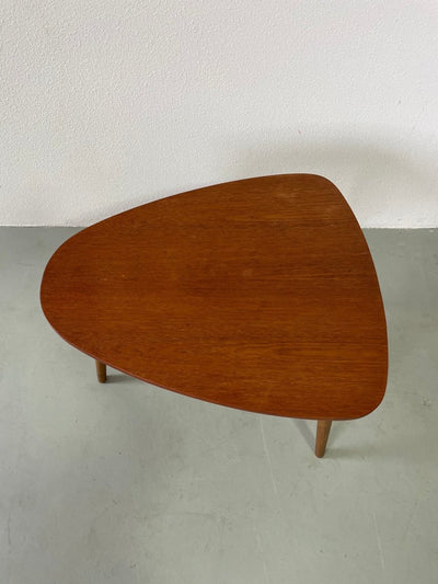 
                  
                    Teak bijzettafel driehoek - LOUI.STORE
                  
                