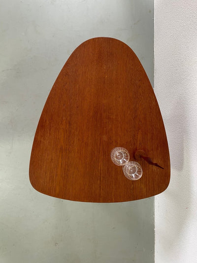 
                  
                    Teak bijzettafel driehoek - LOUI.STORE
                  
                