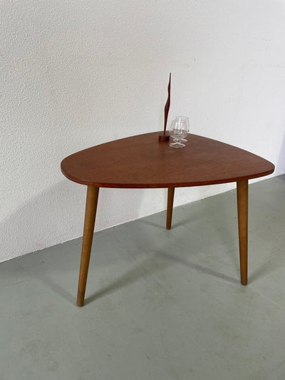 
                  
                    Teak bijzettafel driehoek - LOUI.STORE
                  
                