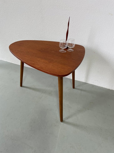
                  
                    Teak bijzettafel driehoek - LOUI.STORE
                  
                