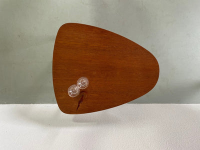 
                  
                    Teak bijzettafel driehoek - LOUI.STORE
                  
                