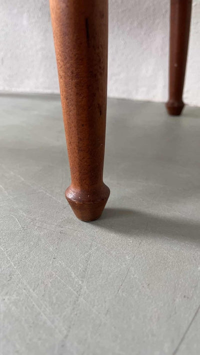 
                  
                    Teak bijzettafel - LOUI.STORE
                  
                