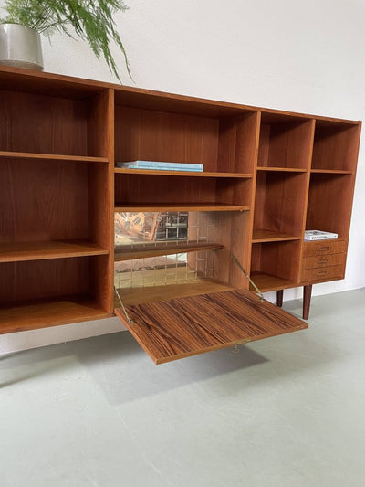 
                  
                    Teak boekenkast groot - LOUI.STORE
                  
                