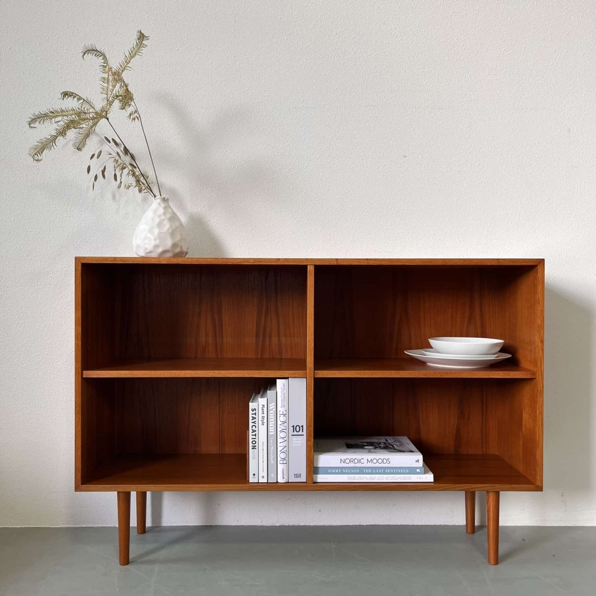 
                  
                    Teak boekenkast laag - LOUI.STORE
                  
                