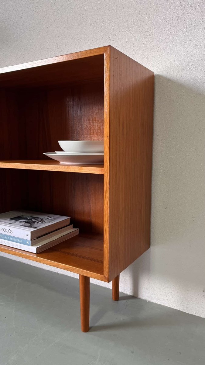 
                  
                    Teak boekenkast laag - LOUI.STORE
                  
                