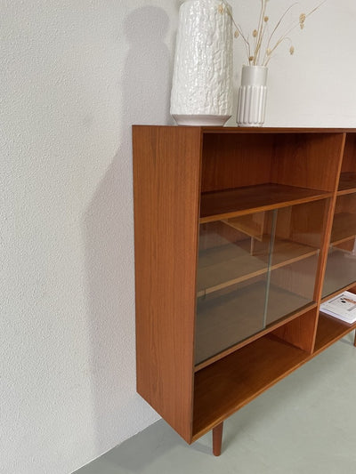 
                  
                    Teak boekenkast met glazen deurtjes - LOUI.STORE
                  
                