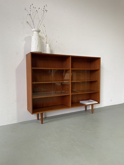 
                  
                    Teak boekenkast met glazen deurtjes - LOUI.STORE
                  
                
