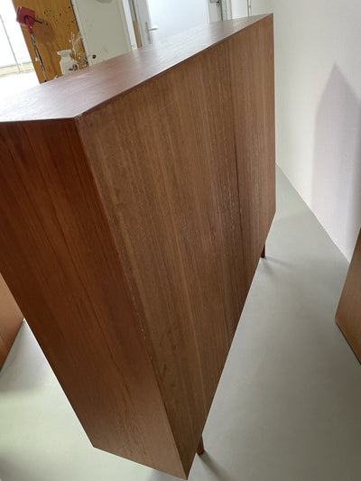 
                  
                    Teak boekenkast met glazen deurtjes - LOUI.STORE
                  
                