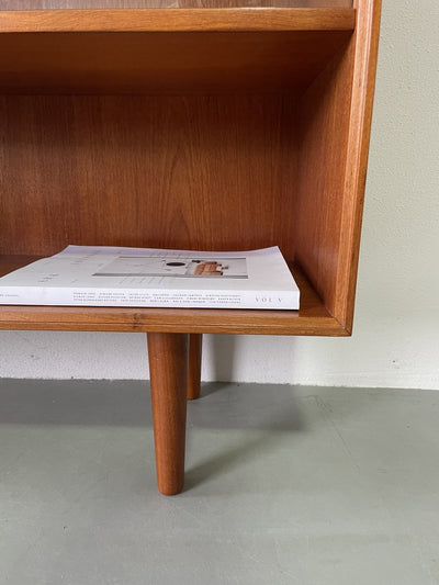 
                  
                    Teak boekenkast met glazen deurtjes - LOUI.STORE
                  
                