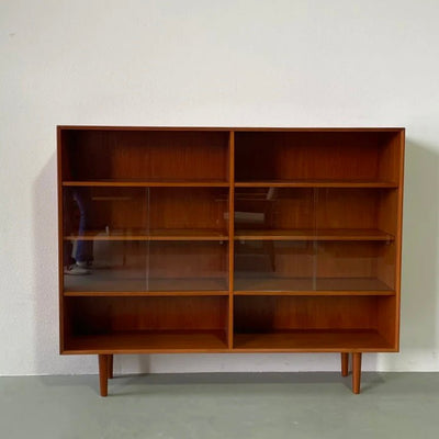 Teak boekenkast met glazen deurtjes - LOUI.STORE
