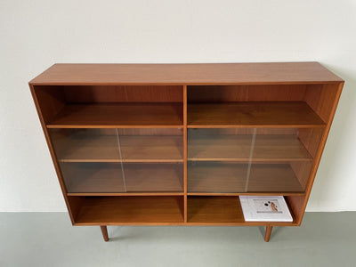 
                  
                    Teak boekenkast met glazen deurtjes - LOUI.STORE
                  
                