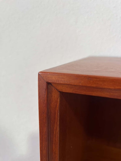 
                  
                    Teak boekenkast met lades - LOUI.STORE
                  
                