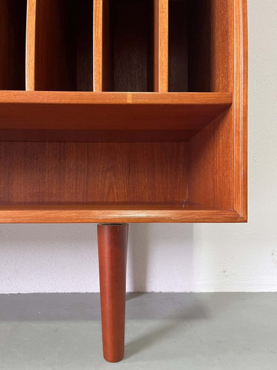 
                  
                    Teak boekenkast met lades - LOUI.STORE
                  
                