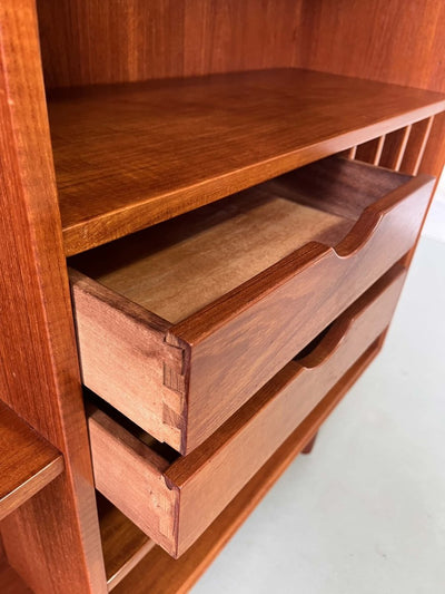 
                  
                    Teak boekenkast met lades - LOUI.STORE
                  
                