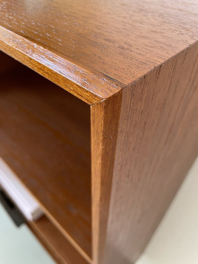 
                  
                    Teak boekenkast met vinyl vakken - LOUI.STORE
                  
                