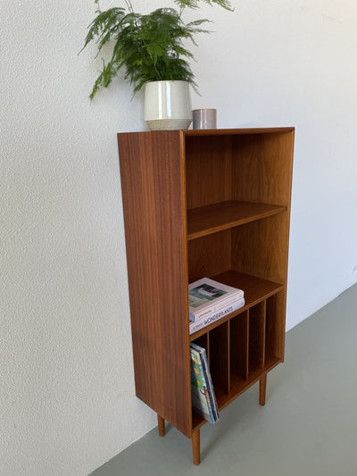 
                  
                    Teak boekenkast met vinyl vakken - LOUI.STORE
                  
                