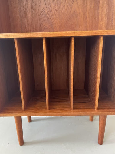 
                  
                    Teak boekenkast met vinyl vakken - LOUI.STORE
                  
                