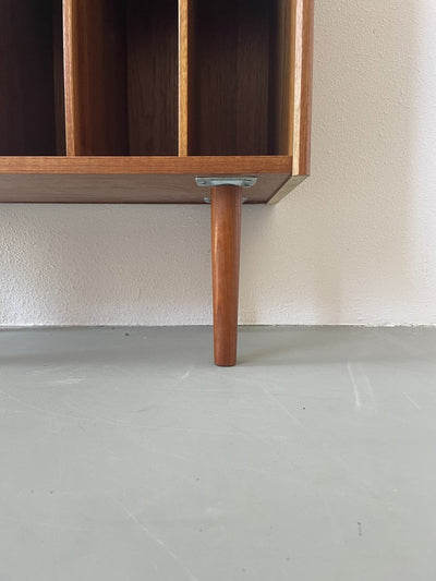 
                  
                    Teak boekenkast met vinyl vakken - LOUI.STORE
                  
                