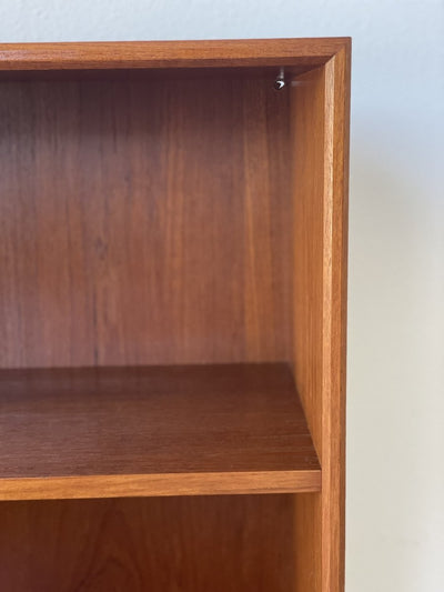 
                  
                    Teak boekenkast met vinyl vakken - LOUI.STORE
                  
                