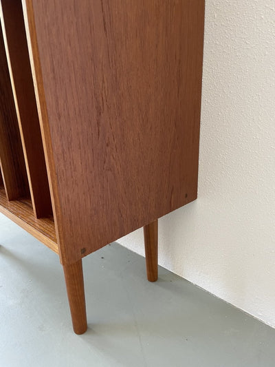 
                  
                    Teak boekenkast met vinyl vakken - LOUI.STORE
                  
                