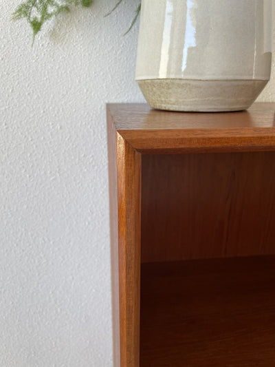 
                  
                    Teak boekenkast met vinyl vakken - LOUI.STORE
                  
                