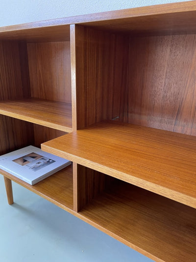 
                  
                    Teak boekenkast - LOUI.STORE
                  
                