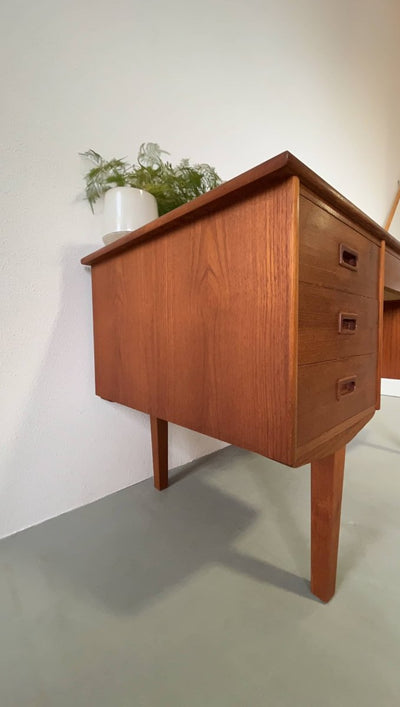 
                  
                    Teak bureau 2 kanten - LOUI.STORE
                  
                