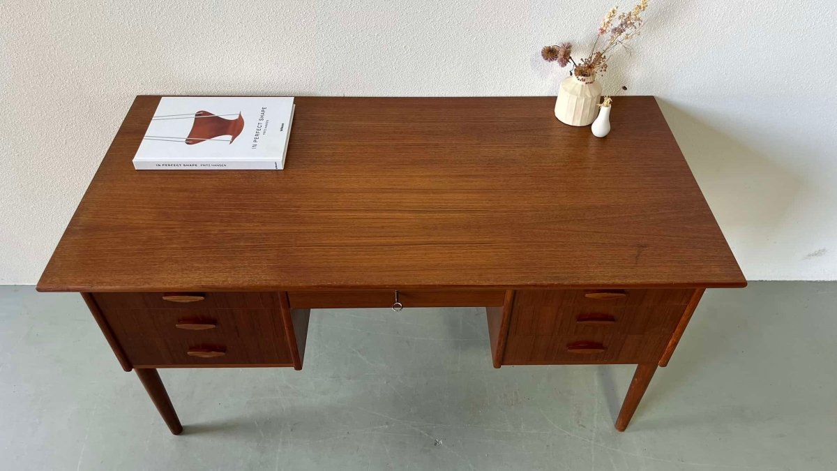 
                  
                    Teak bureau 2 kanten - LOUI.STORE
                  
                