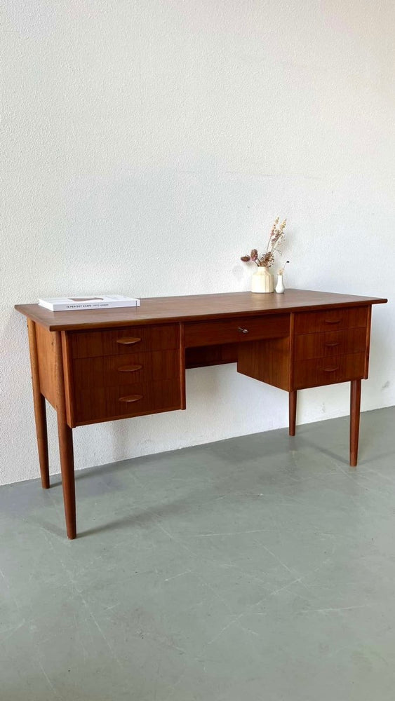 
                  
                    Teak bureau 2 kanten - LOUI.STORE
                  
                