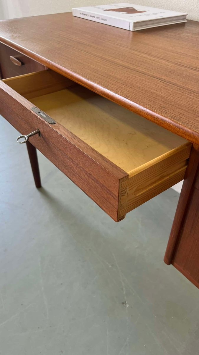 
                  
                    Teak bureau 2 kanten - LOUI.STORE
                  
                