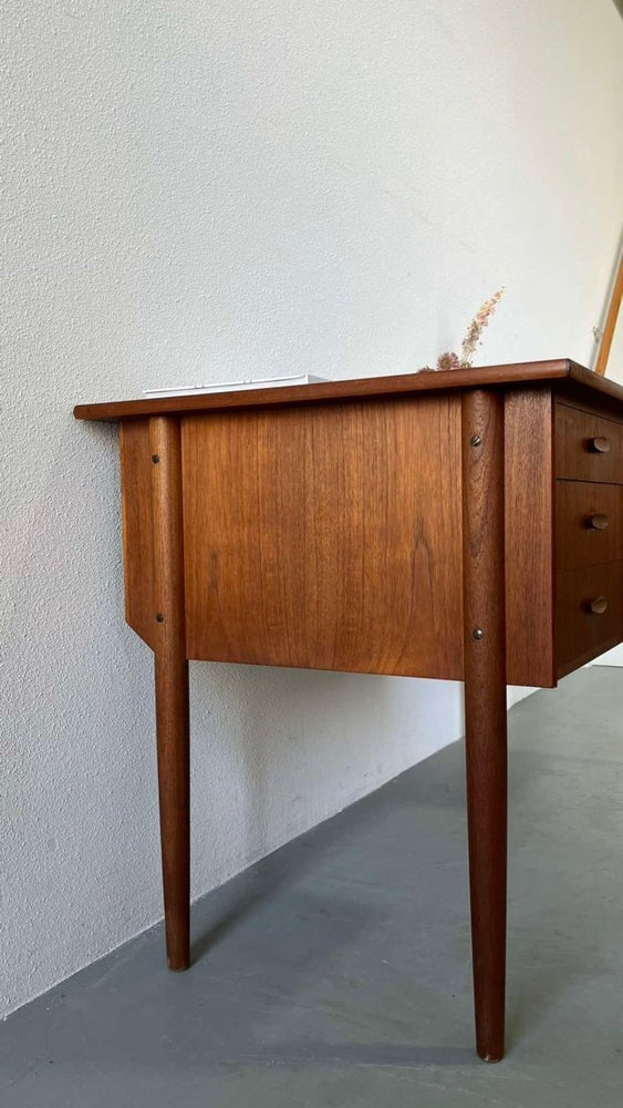 
                  
                    Teak bureau 2 kanten - LOUI.STORE
                  
                