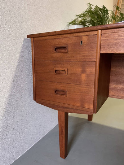 
                  
                    Teak bureau 2 kanten - LOUI.STORE
                  
                