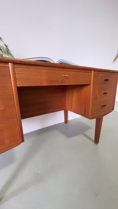 
                  
                    Teak bureau 2 kanten - LOUI.STORE
                  
                