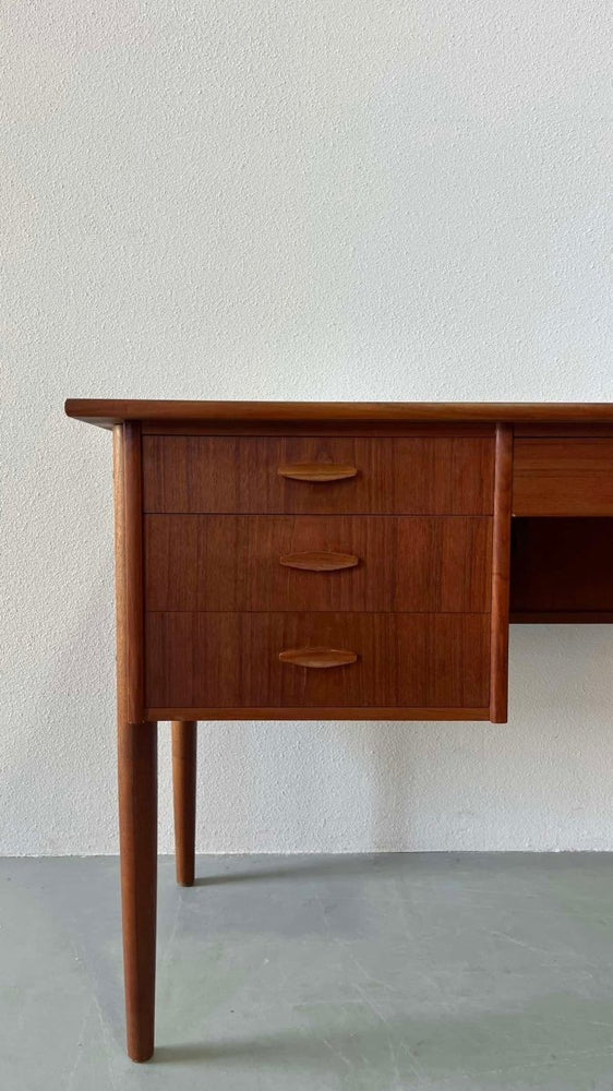 
                  
                    Teak bureau 2 kanten - LOUI.STORE
                  
                