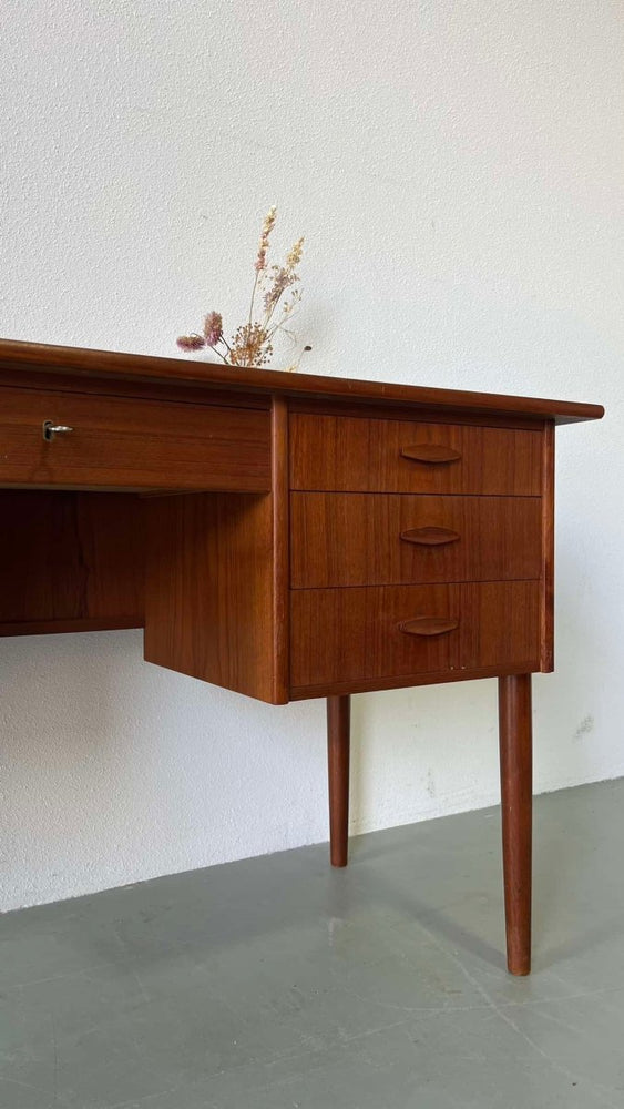 
                  
                    Teak bureau 2 kanten - LOUI.STORE
                  
                