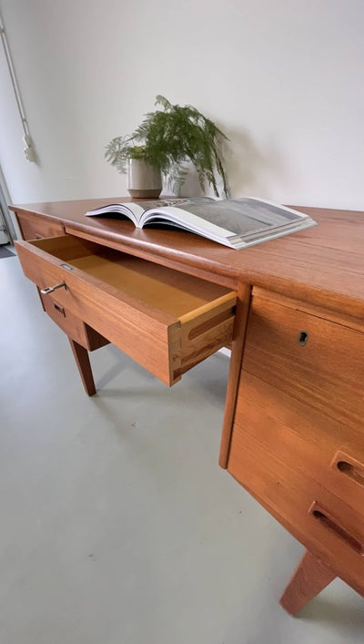 
                  
                    Teak bureau 2 kanten - LOUI.STORE
                  
                