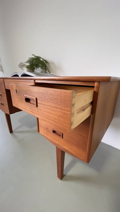 
                  
                    Teak bureau 2 kanten - LOUI.STORE
                  
                