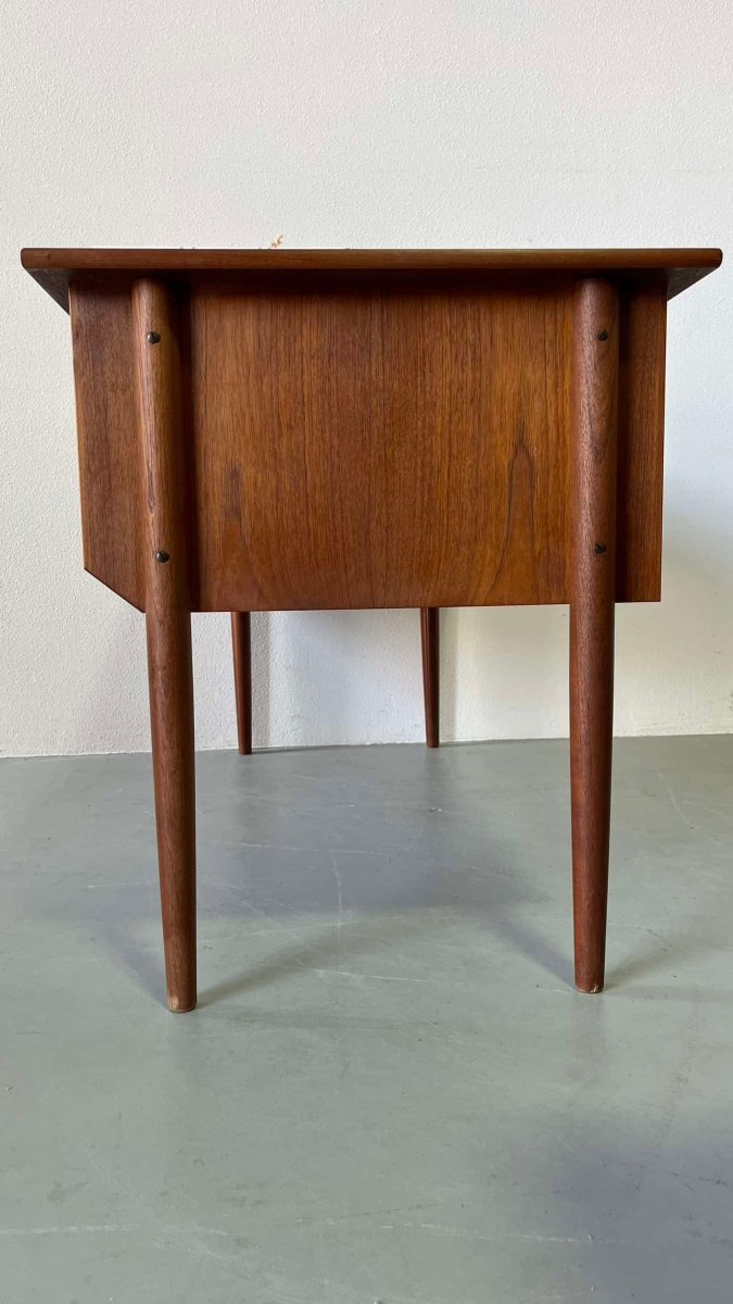 
                  
                    Teak bureau 2 kanten - LOUI.STORE
                  
                