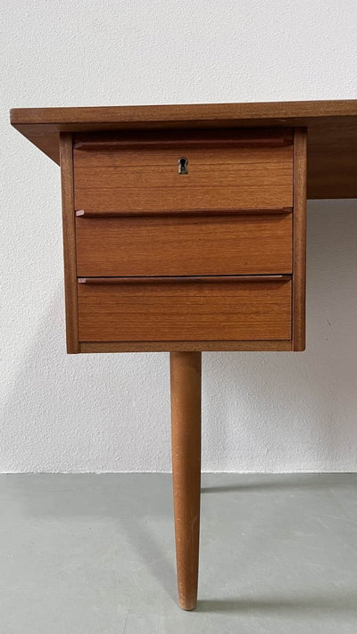 
                  
                    Teak bureau slanke pootjes - LOUI.STORE
                  
                